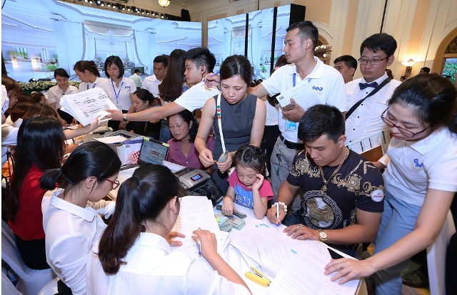 Hàng trăm khách chờ đăng ký giao dịch condotel FLC Hạ Long.