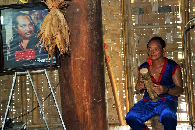 Già làng Chamaléa Thơm trình diễn đàn Chapi bên chân dung của cố NSƯT Y Moan