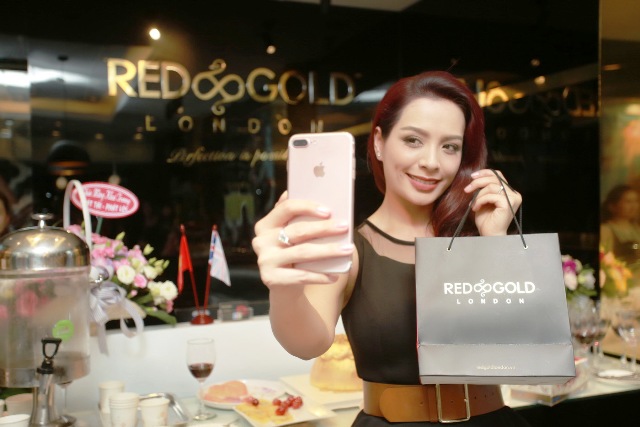 Dù ở ngưỡng tuổi U40 nhưng Siêu mẫu Thúy Hằng vẫn rất teen, người đẹp Selfie tạo dáng bên thương hiệu Red Gold London. 