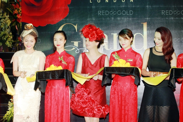 Siêu mẫu Thúy Hằng, bà Rada IIcheva và GĐ Hà Thị Ninh Khanh cắt băng tại lễ chuyển giao hợp đồng phân phối độc quyền thương hiệu mỹ phẩm hữu cơ Red Gold London tại Việt Nam. 