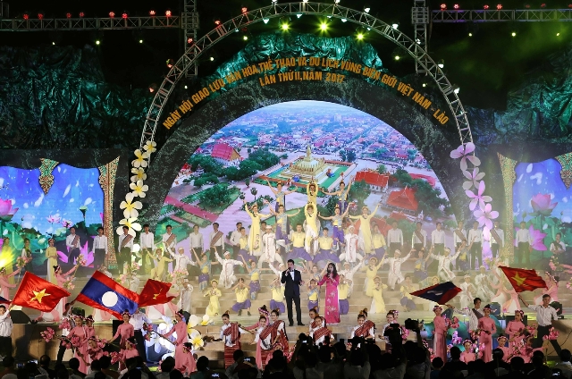 Tiết mục nghệ thuật trong chương trình Khai mạc “Ngày hội giao lưu văn hóa, thể thao và du lịch vùng biên giới Việt Nam - Lào lần thứ II, năm 2017”        