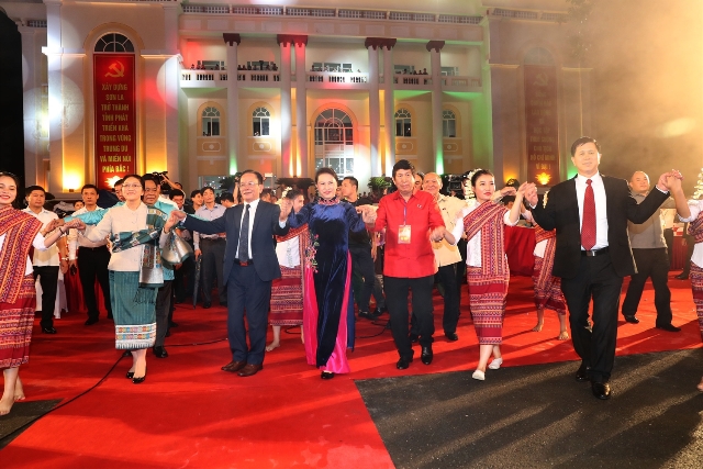 Chủ tịch Quốc hội Nguyễn Thị Kim Ngân, Chủ tịch Quốc hội Lào Pany Yathotou và đại biểu hai nước Việt Nam - Lào giao lưu vòng xòe truyền thống           