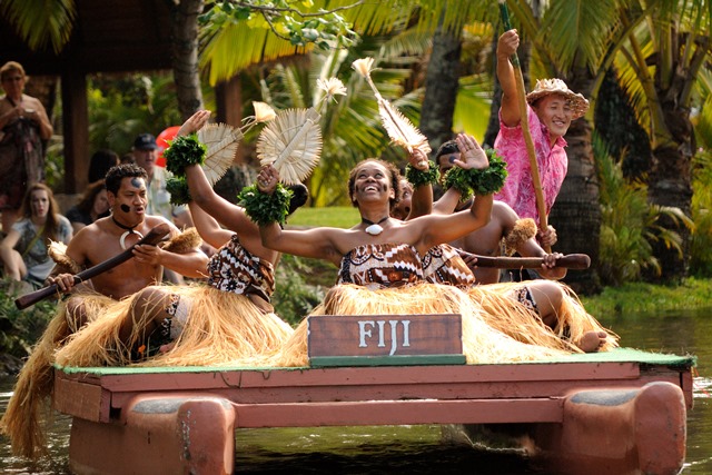 Màn trình diễn các vũ điệu sôi động tại Làng Văn hóa dân tộc Polynesian Culture Center