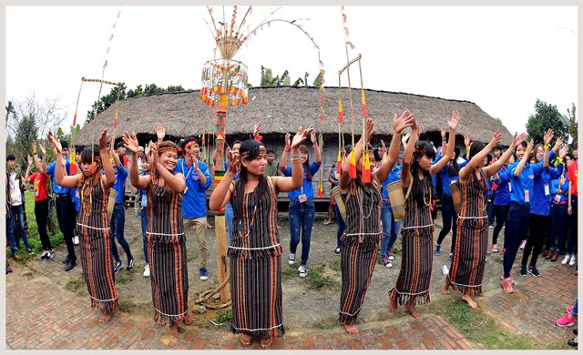 Đến với Làng Văn hóa - Du lịch các dân tộc Việt Nam, du khách có thể được trực tiếp
            hòa mình vào các nét văn hóa truyền thống các các dân tộc