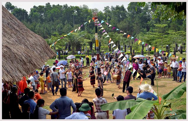Đông đảo du khách tham dự lễ hội của đồng bào dân tộc Tà Ôi, tỉnh Thừa Thiên - Huế tại Làng Văn hóa - Du lịch các dân tộc Việt Nam