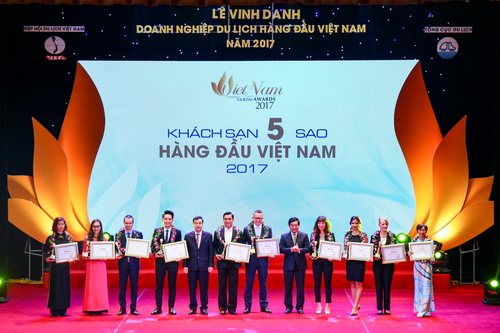 Phó Trưởng Ban Kinh tế Trung ương Ngô Đông Hải và Thứ trưởng Bộ VHTTDL Huỳnh Vĩnh Ái trao giải thưởng cho 10 khách sạn 5 sao hàng đầu Việt Nam năm 2017