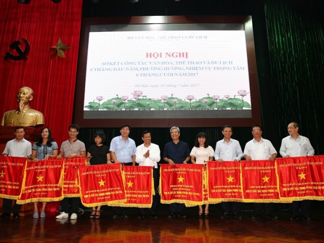Bộ trưởng Bộ VHTTDL Nguyễn Ngọc Thiện đã trao tặng Cờ Thi đua Chính phủ năm 2016 cho 10 đơn vị 