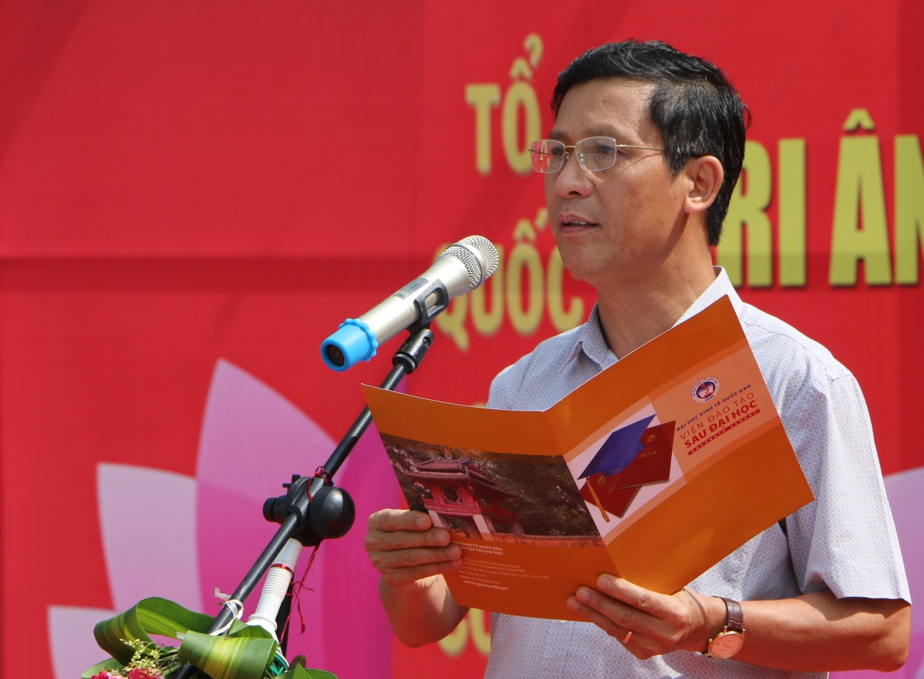 Đ/c Lâm Văn Khang - Quyền Trưởng ban Ban Quản lý Làng Văn hoá - Du lịch các dân tộc Việt Nam phát biểu tại chương trình