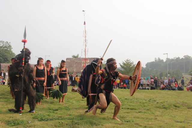 Múa khiên - điệu múa dùng trong nghi lễ của người Ba Na