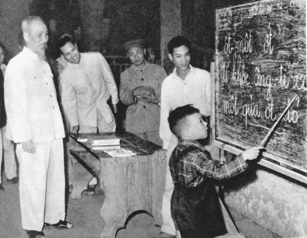 Chủ tịch Hồ Chí Minh thăm lớp học vỡ lòng tại phố Hàng Than, Hà Nội. Năm 1958. Ảnh: Tư liệu