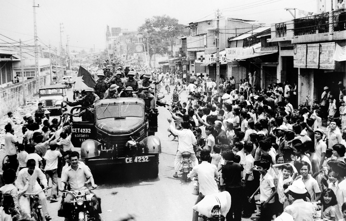 Nhân dân chào đón Quân giải phóng tiến vào Sài Gòn ngày 30/4/1975 