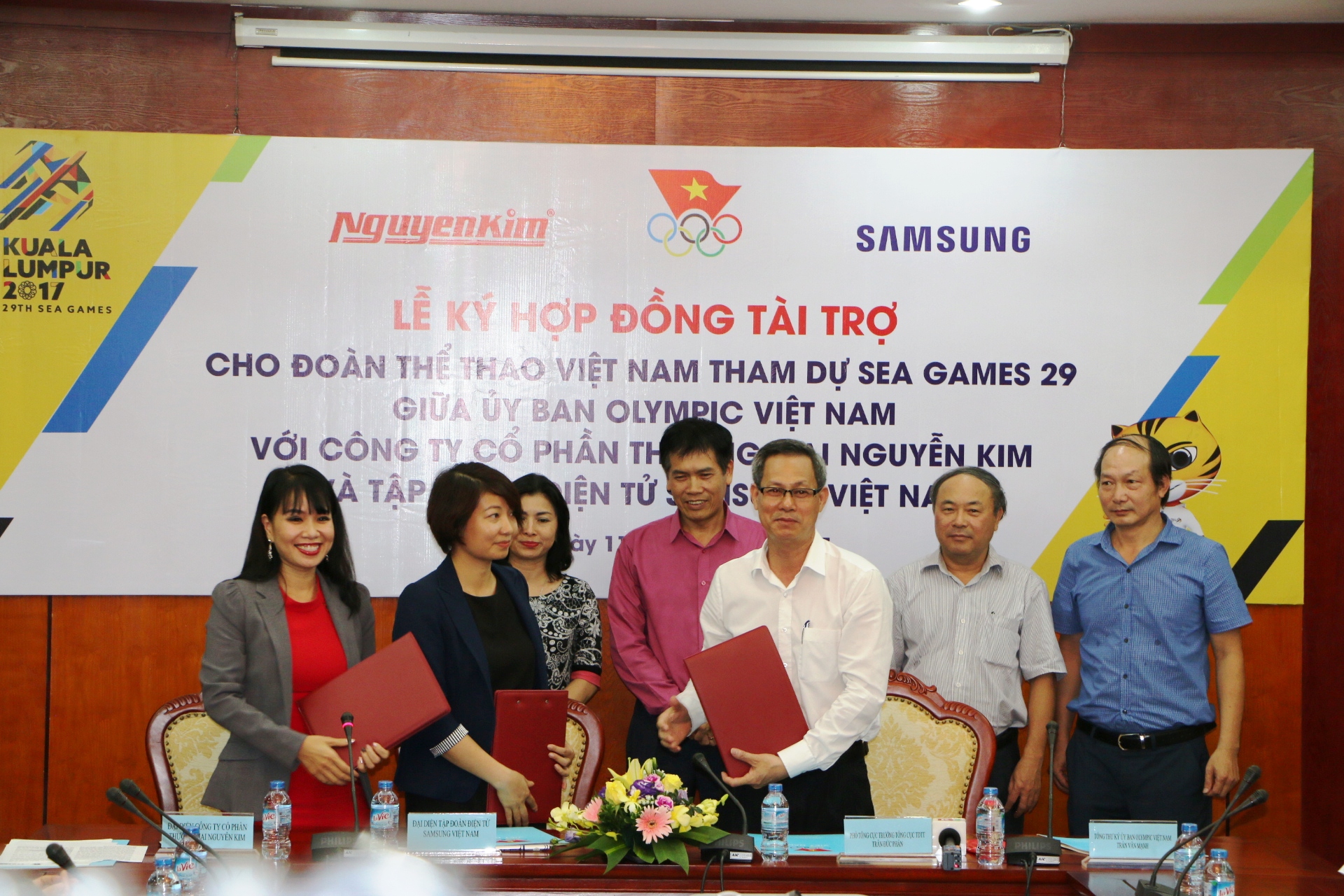 Ông Trần Văn Mạnh - Tổng thư ký Ủy Ban Olympic Việt Nam ký kết hợp đồng tài trợ với đại diện SamSung và Nguyễn Kim