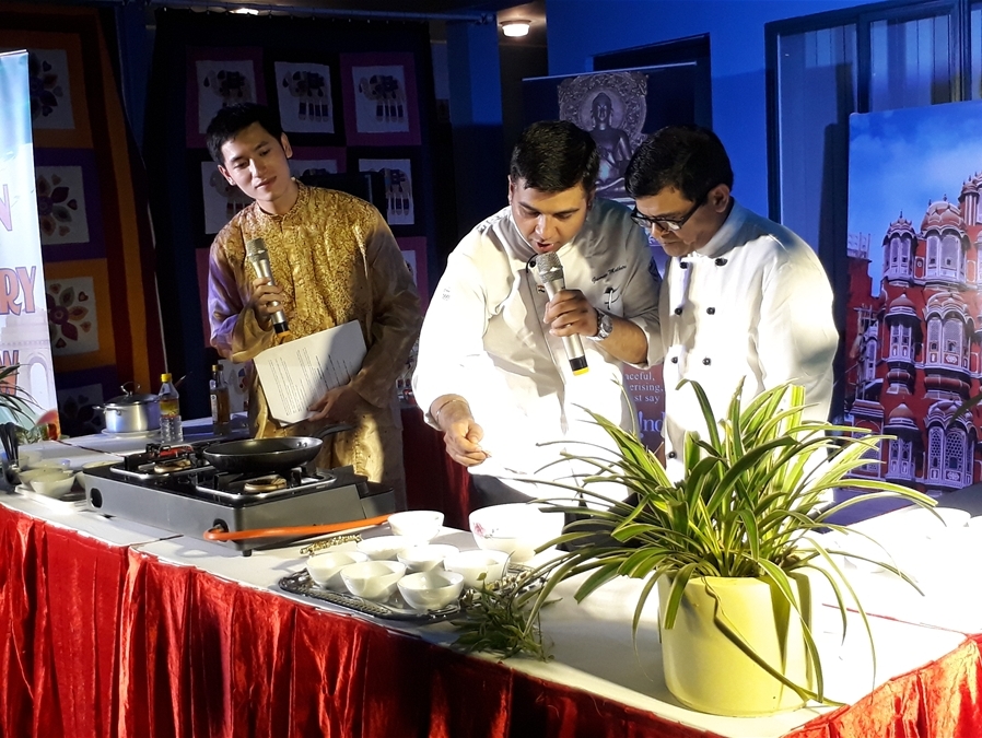 Đầu bếp Sutesh Chandra và Gaurav Malhotra hướng dẫn cách chế biến các món ăn