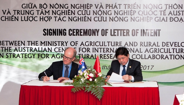 Thứ trưởng Bộ Nông nghiệp và Phát triển Nông thôn Việt Nam Lê Quốc Doanh và Tổng Giám đốc Chương trình Quốc gia ACIAR Peter Horne thực hiện nghi thức ký kết hợp tác
