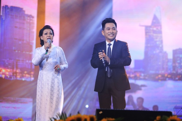 Khánh Ly tin tưởng tuyệt đối, đó là ca sĩ Quang Thành, anh cũng chính là người biên tập âm nhạc và cùng Khánh Ly lên ý tưởng kịch bản cho chương trình này.
