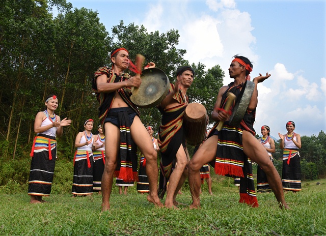 Các nghệ nhân dân tộc Cor huyện Trà Bồng thi tài đấu chiêng đôi trong Lễ hội văn hóa dân tộc Cor tại bắc Trà My