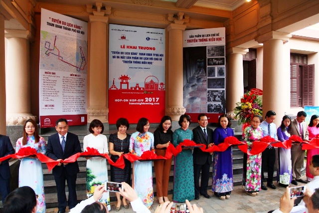 Thứ trưởng Bộ VHTTDL Trịnh Thị Thủy và các đại biểu cắt băng khai trương các sản phẩm du lịch mới 