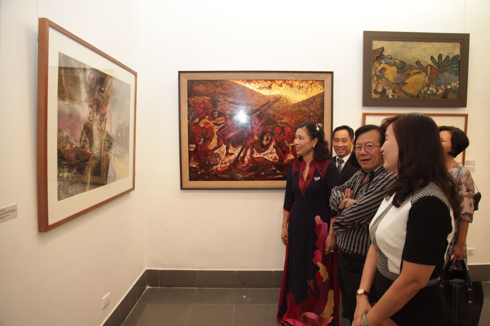 Thứ trưởng Bộ Văn hóa, Thể thao và Du lịch Đặng Thị Bích Liên tham quan triển lãm tại Bảo tàng Mỹ thuật Việt Nam
