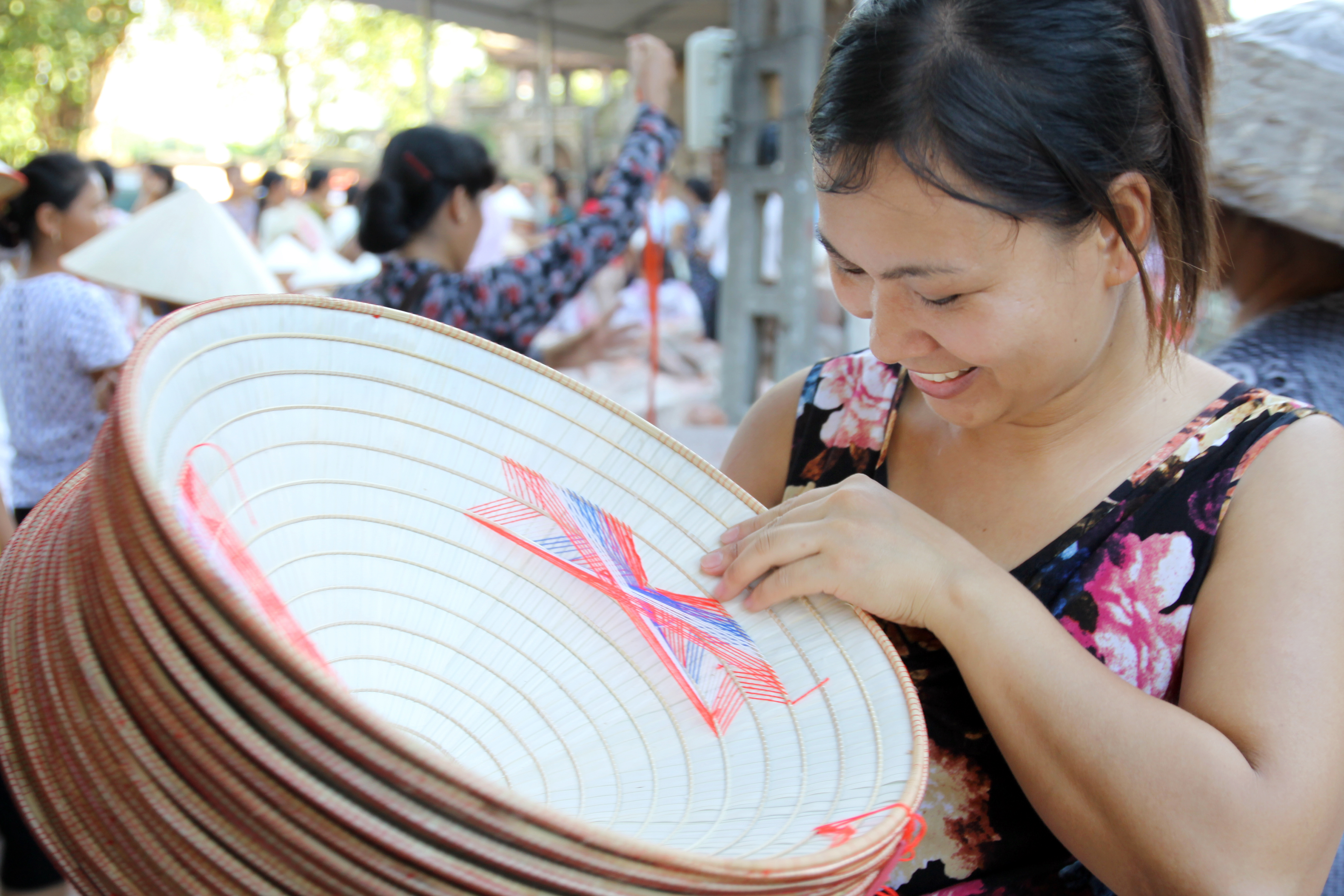 Đa dạng các sản phẩm nón làng Chuông