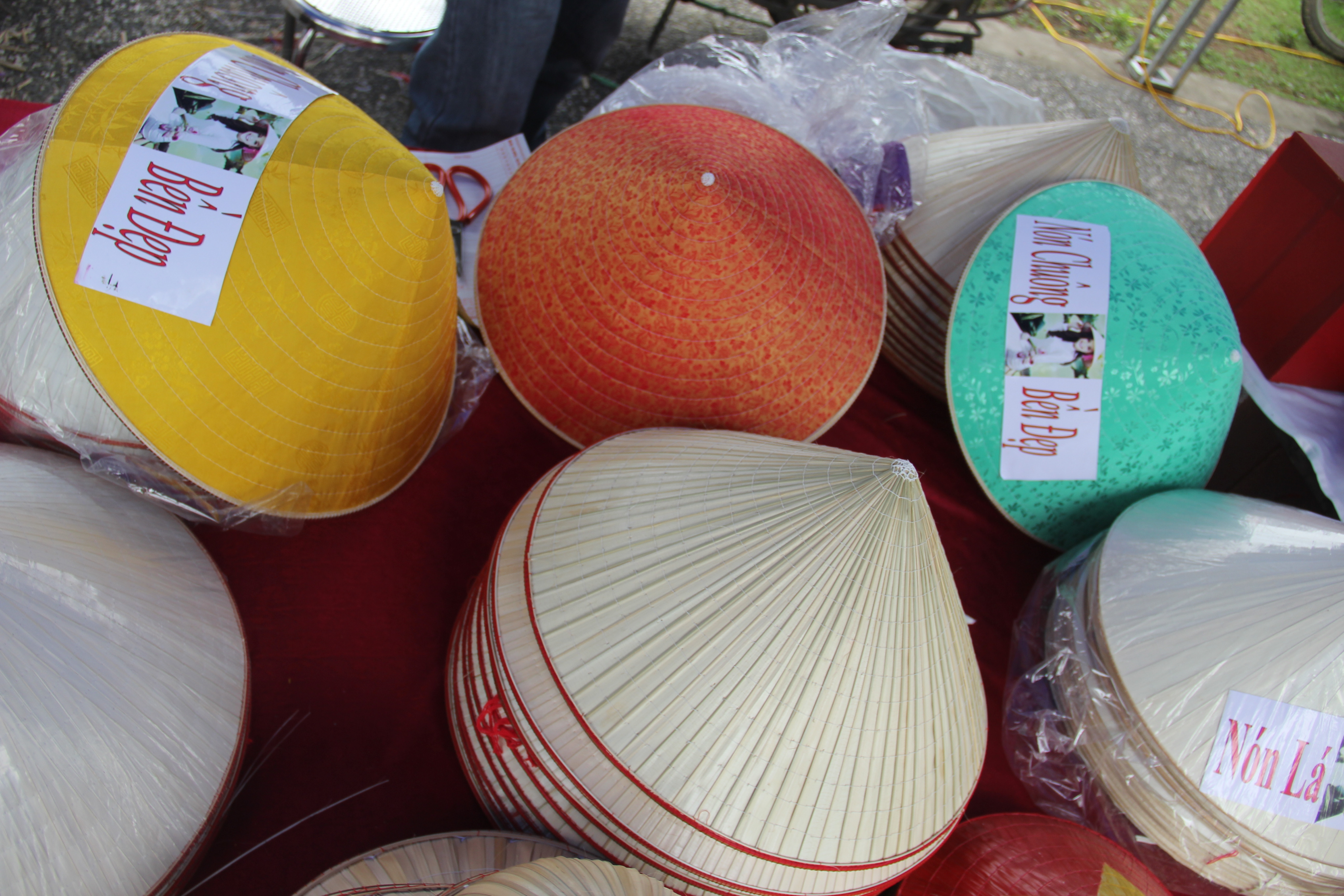 Đa dạng các sản phẩm nón làng Chuông