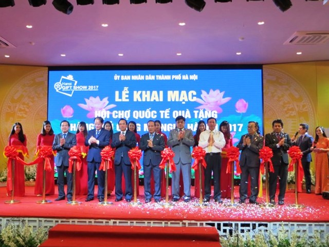Các đại biểu cắt băng khai mạc Hội chợ quốc tế quà tặng hàng thủ công mỹ nghệ Hà Nội 2017