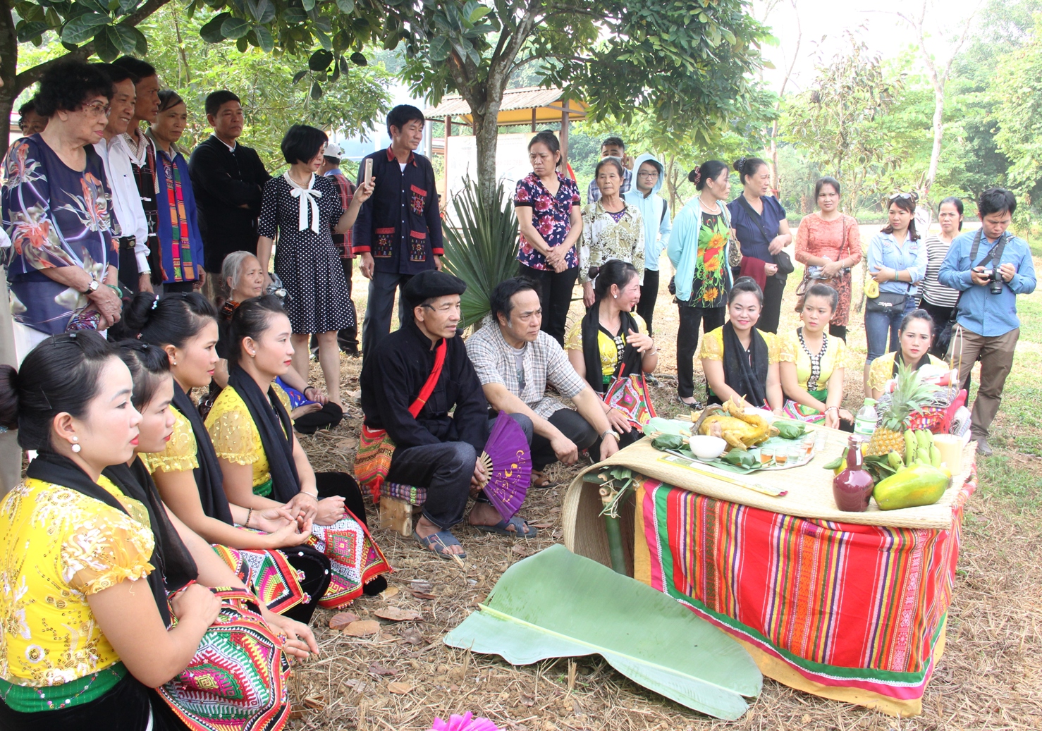Thầy mo Mông Văn Thanh, cùng đồng bào dân tộc Thái thực hiện nghi lễ cúng
            tại bàn thờ thổ công 