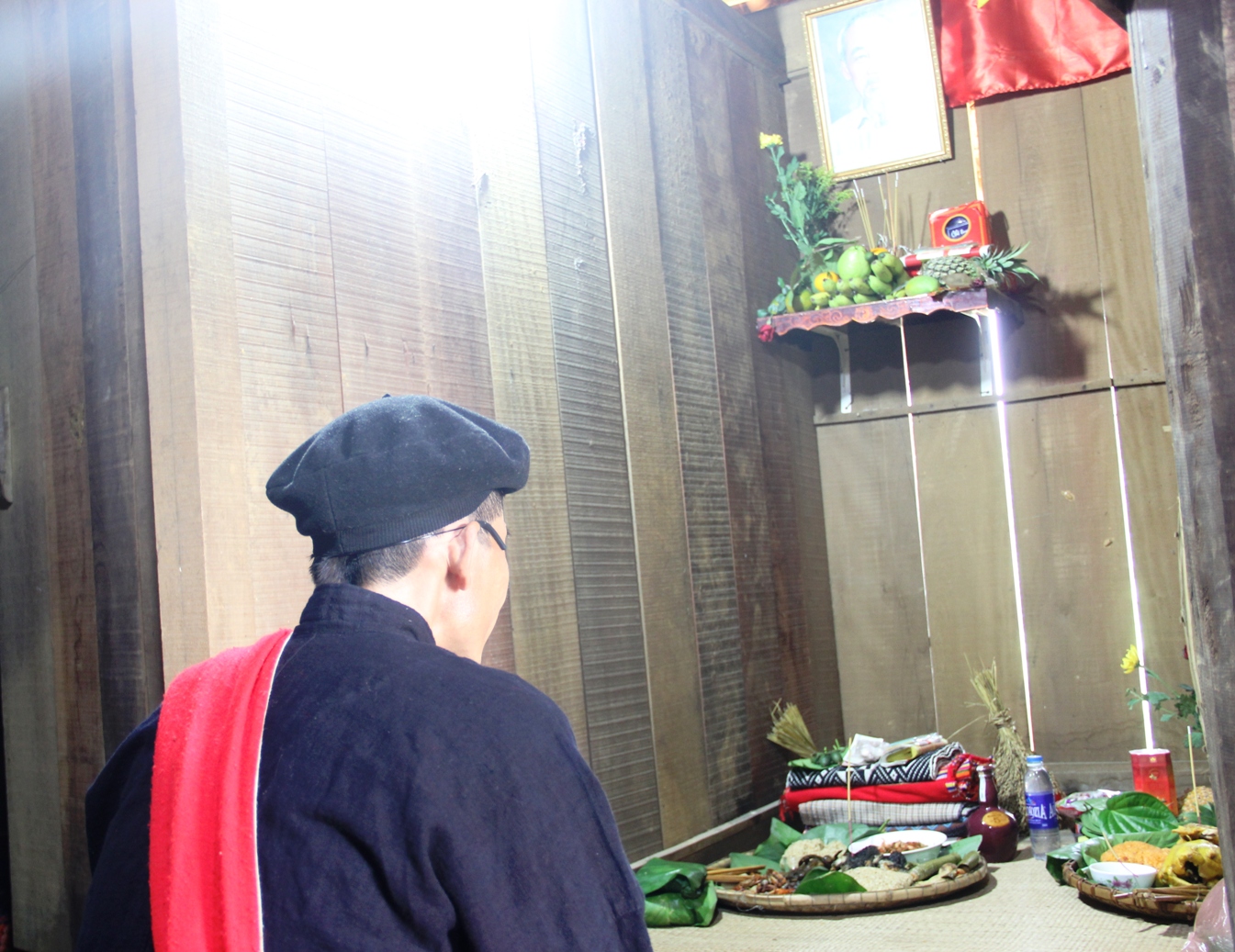 Thầy mo Mông Văn Thanh  thực hiện nghi lễ cúng gia tiên
            