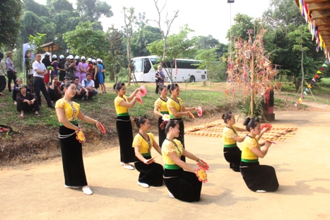 Các thiếu nữ dân tộc Thái (Sơn La) biểu diễn các tiết mục dân ca, dân vũ  