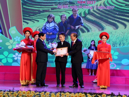 ó Thủ tướng Thường trực Chính phủ Trương Hòa Bình và Chủ tịch Hội đồng Dân tộc của Quốc hội Hà Ngọc Chiến trao Bằng khen cho các em học sinh, sinh viên tại Lễ Tuyên dương