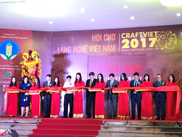 Các đại biểu cắt băng khai mạc Hội chợ Làng nghề Việt Nam năm 2017 