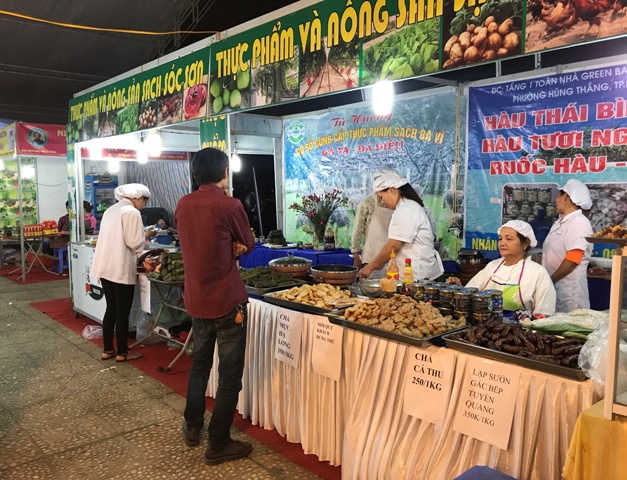 Nhiều sản phẩm làng nghề truyền thống được giới thiệu và bày bán tại Hội chợ