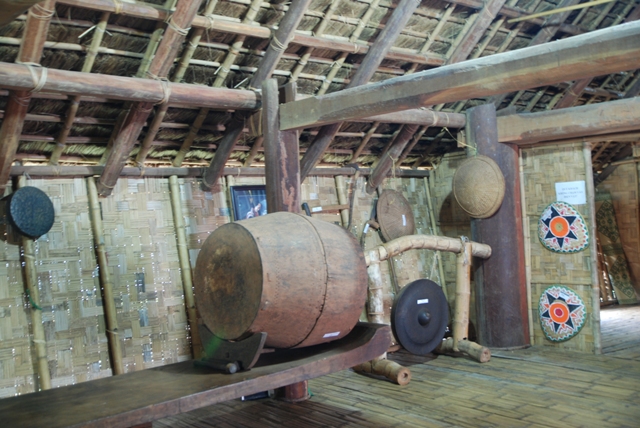Trống h’gơr được đặt trang trọng trên ghế k’pan trong nhà dài của người Ê Đê tại Làng Văn hóa - Du lịch các dân tộc Việt Nam (Đồng Mô, Sơn Tây, Hà Nội)  