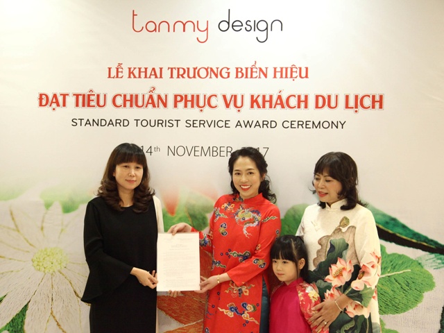 Bà Đặng Hương Giang – Phó giám đốc Sở Du lịch Hà Nội trao chứng nhận cơ sở đạt chuẩn phục vụ khách du lịch cho Tân Mỹ Design