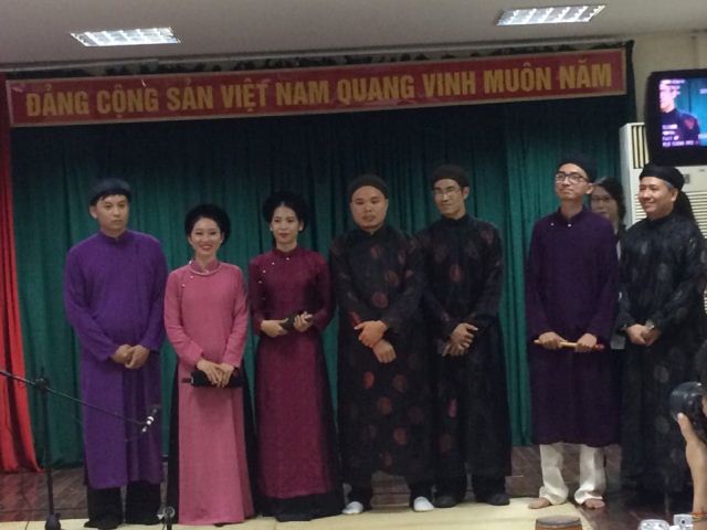 Nhóm cộng sự cùng thực hiện việc phục dựng trình thức hát cửa đình của người Việt