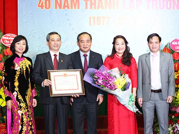 Thứ trưởng Lê Khánh Hải thừa ủy quyền của Bộ trưởng Bộ VHTTDL Nguyễn Ngọc Thiện trao tặng bằng khen cho tập thể trường. Ảnh Đăng Huy