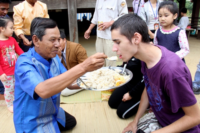 Du khách nước ngoài cùng trải nghiệm ẩm thưc của người Khmer