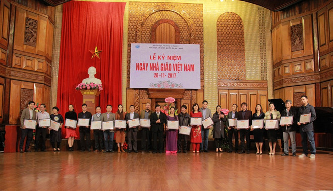 Ts.Lê Anh Tuấn trao Bằng khen cho các giáo viên đạt giải và giáo viên có thành tích đào tạo học sinh, sinh viên đạt giải năm 2017