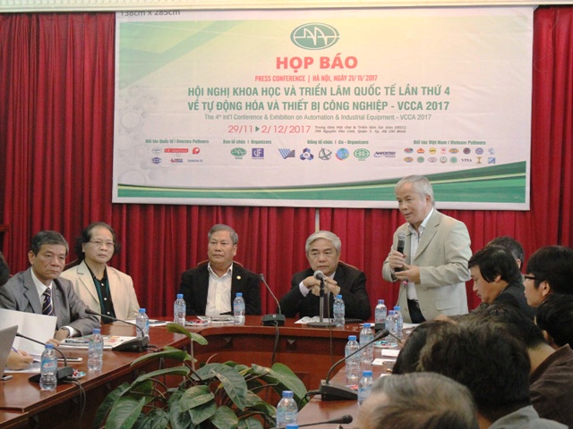 GS.TSKH. Nguyễn Phùng Quang - Trưởng ban chương trình Hội nghị Khoa học VCCA 2017 phát biểu tại buổi họp báo
