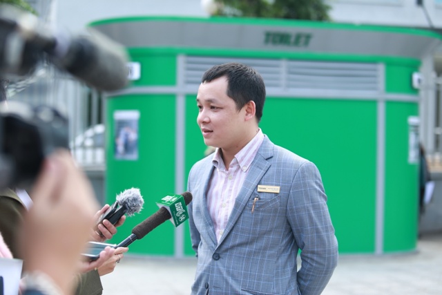 Ông Nguyễn Tiến Anh, Đại diện Vinasing trả lời phỏng vấn báo chí