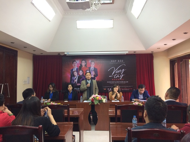 NSND Vũ Ngoạn Hợp - Chủ nhiệm CLB Nghệ sỹ Sân khấu chỉ đạo nghệ thuật chương trình phát biểu tại buổi họp báo