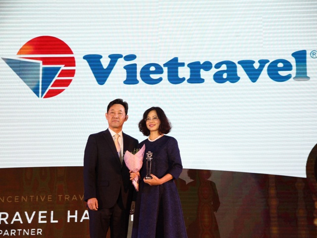 Trưởng đại diện Tổng cục Du lịch Hàn Quốc tại Việt Nam, ông Jung Chang Wook trao giải 