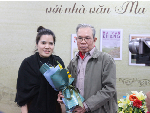 Nhà văn Ma Văn Kháng (phải) chụp ảnh cùng đại điện công ty sách Đinh Tị