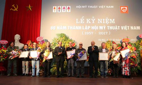 Đại diện Ban chấp hành Trung ương Hội mỹ thuật Việt Nam trao bằng khen cho các hoạ sĩ có thành tích xuất sắc