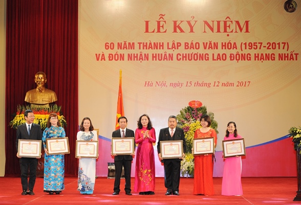 Thứ trưởng Trịnh Thị Thuỷ trao Kỷ niệm chương và Bằng khen của Bộ trưởng Bộ VHTTDL cho các tập thể và cá nhân