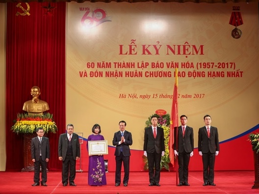 Đồng chí Nguyễn Văn Thưởng trao Huân chương Lao động hạng Nhất cho tập thể CBCNV Báo Văn hóa