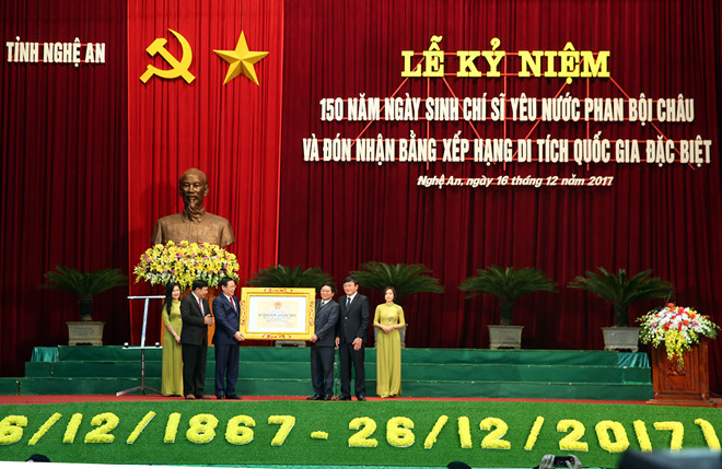 Phó Thủ tướng trao Bằng xếp hạng Di tích quốc gia đặc biệt cho Khu lưu niệm Phan Bội Châu.