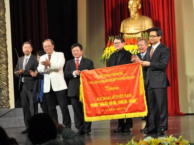 Phó Thủ tướng Vũ Đức Đam trao tặng bức trướng kỷ niệm 60 năm Hội Nhạc sĩ Việt Nam