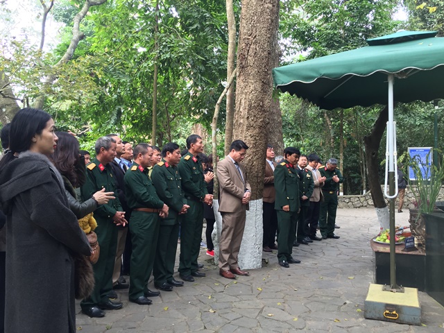 Chi hội Cựu chiến binh Làng Văn hóa - Du lịch các dân tộc Việt Nam thắp hương trước khi vào Khu Di tích K9 Đá Chông