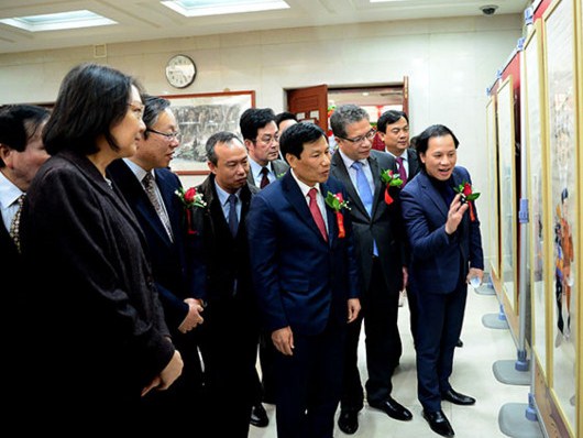 Bộ trưởng Bộ VHTTDL Nguyễn Ngọc Thiện thăm quan triển lãm