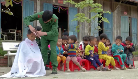 oàn viên Chi đoàn Đồn Biên phòng Pa Tần cắt tóc cho các em học sinh ở Trường Tiểu học số 2 Pa Tần